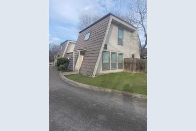 809 E Pioneer Drive, Irving, TX 75061 - Photo 1