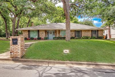 1401 Country Club Road, Arlington, TX 76013 - Photo 1
