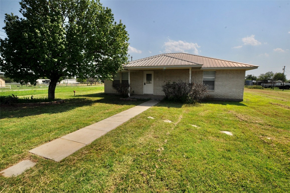 401 N Plum St, Millsap, TX 76066 - MLS 20349299 - Coldwell Banker