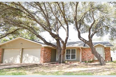 102 Parkview, Brady, TX 76825 - Photo 1