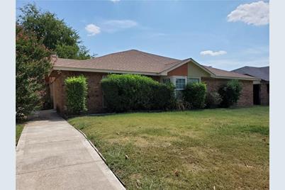 3015 Oak Ridge Place, Grand Prairie, TX 75052 - Photo 1