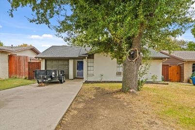 506 SW 17th Street, Grand Prairie, TX 75051 - Photo 1