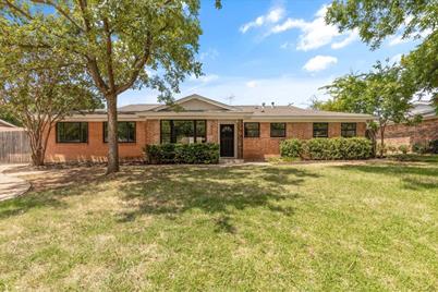 600 Circleview Drive N, Hurst, TX 76054 - Photo 1