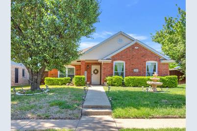 2749 Kingswood Boulevard, Grand Prairie, TX 75052 - Photo 1