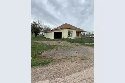 301 E 4th Street, Quanah, TX 79252 - Photo 1