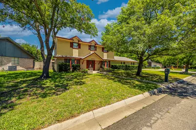 2011 Woodlawn Street, Gainesville, TX 76240 - Photo 1