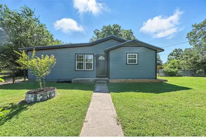 1003 SE 1st Avenue, Mineral Wells, TX 76067 - Photo 1