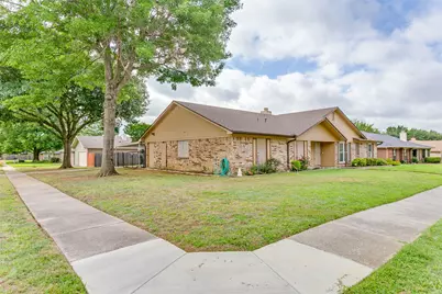 818 Blessing Creek Drive, Euless, TX 76039 - Photo 1