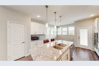 9828 Michael Irvin Street, Irving, TX 75063 - Photo 11