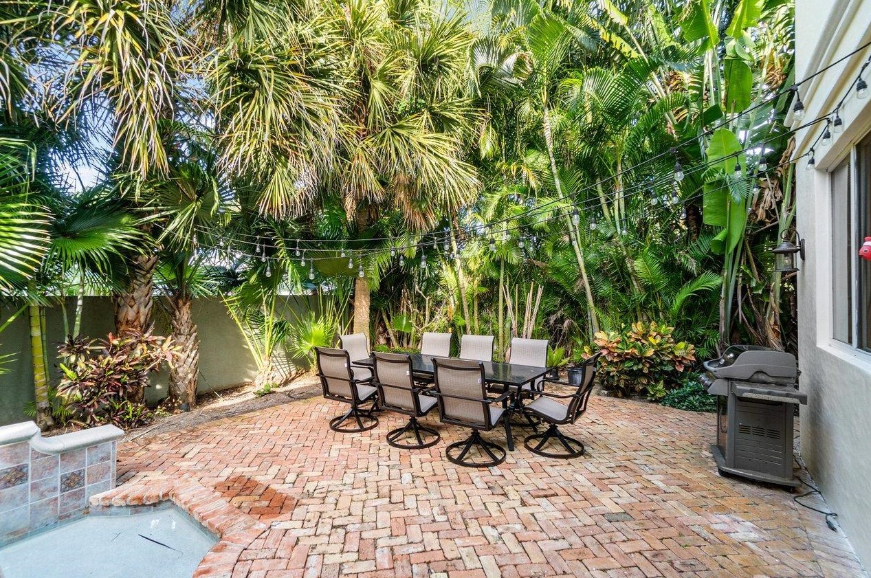 785 Lk Dr, Boca Raton FL 33432-6226 exterior