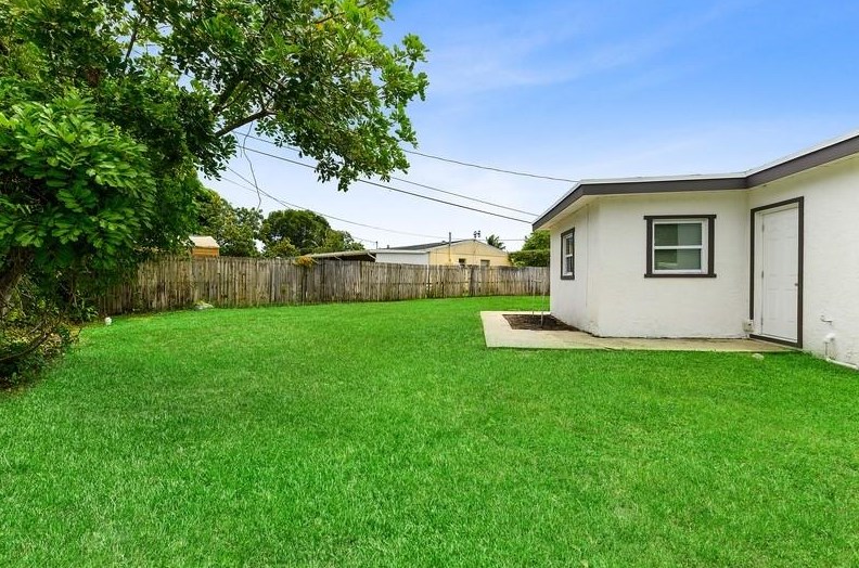 599 Owosso Rd, Lake Worth FL  33462-2103 exterior