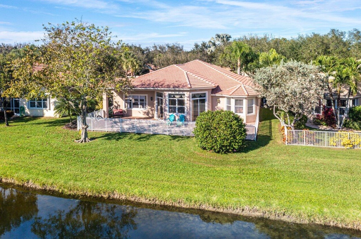 12039 Oakvista Dr, Boynton Beach FL 33437-6351 exterior