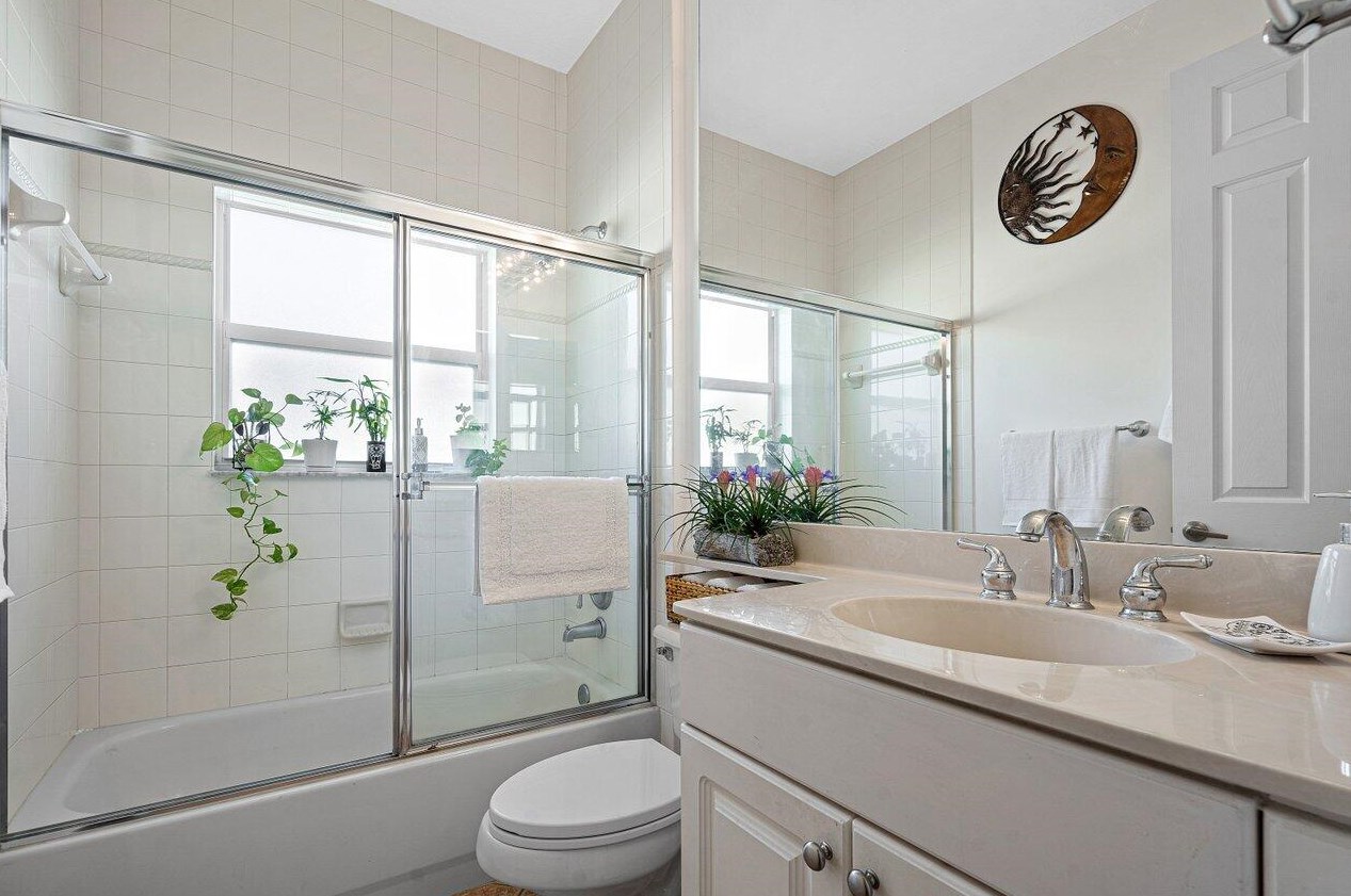 12039 Oakvista Dr, Boynton Beach FL 33437-6351 exterior