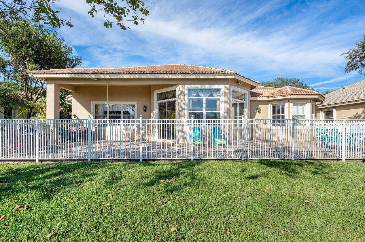 12039 Oakvista Dr, Boynton Beach FL 33437-6351 exterior