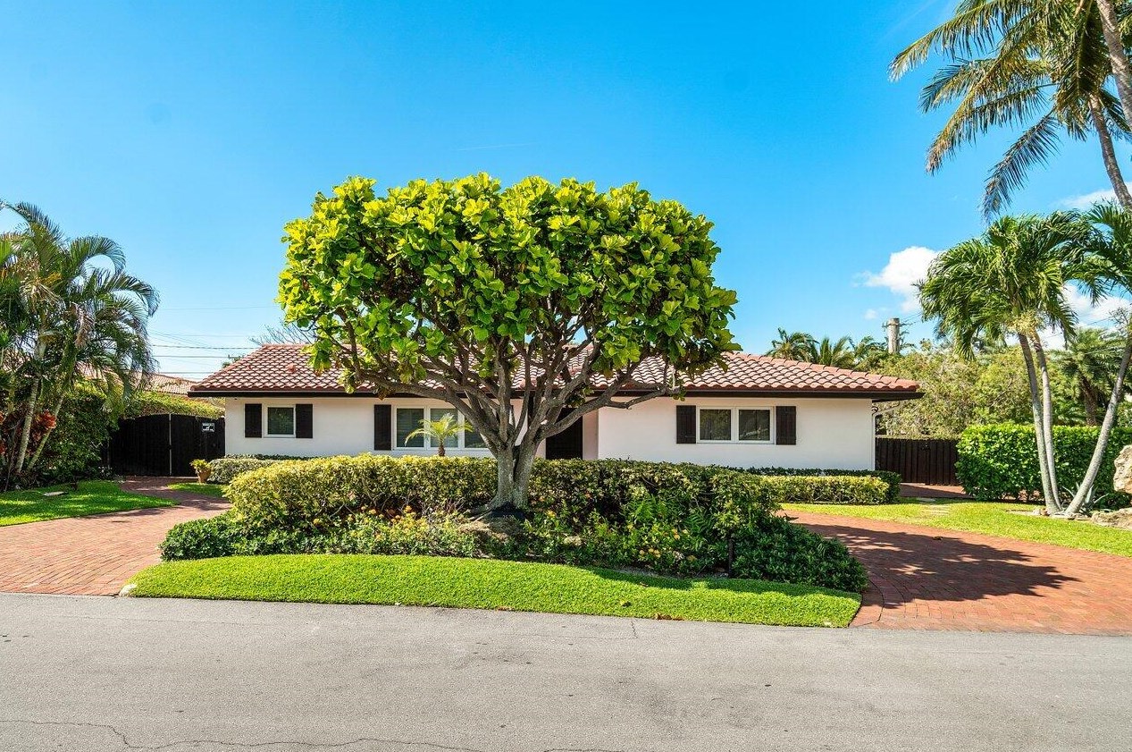 2530 Spanish River Rd, Boca Raton FL  33432-8129 exterior