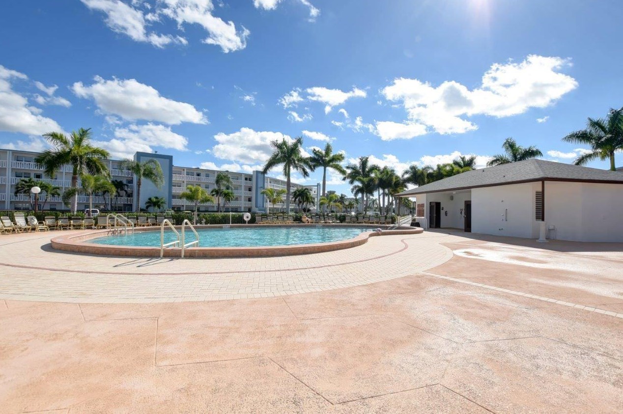 3039 Newcastle C, Boca Raton FL  33434-4626 exterior