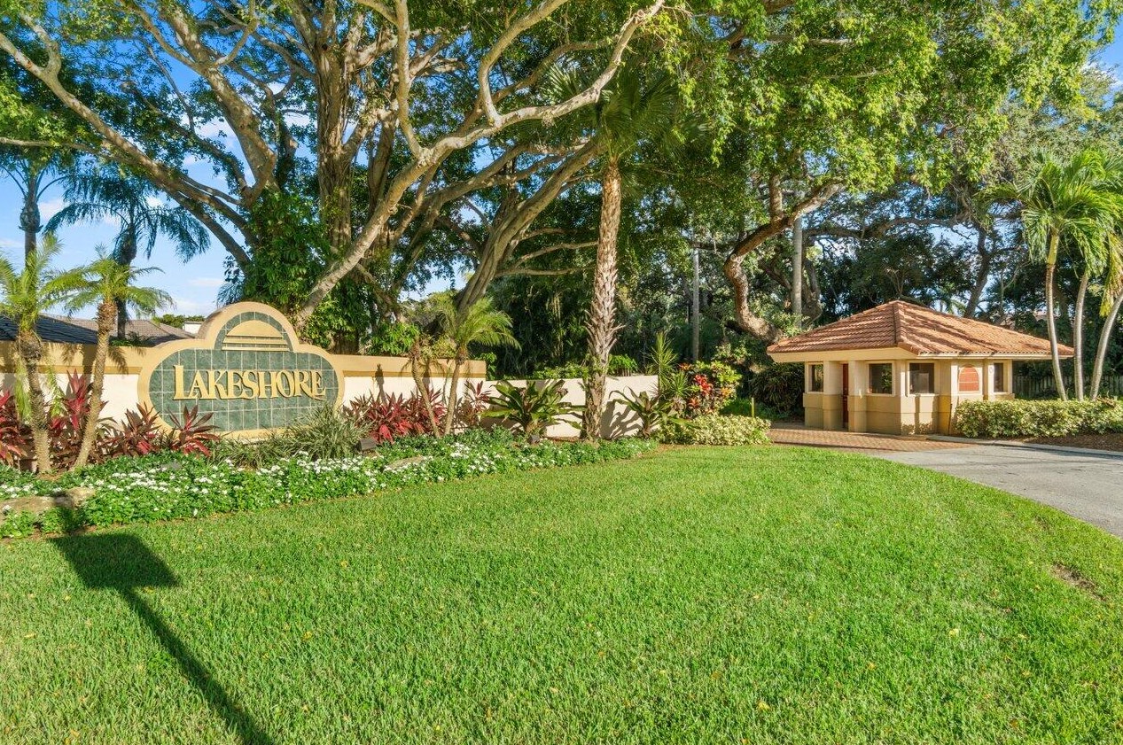 8200 Lakeshore Dr, Lake Worth FL  33462-6057 exterior