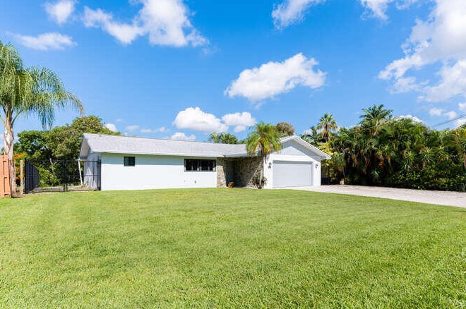 6915 Tradewind Way, Lake Worth FL  33462-4052 exterior