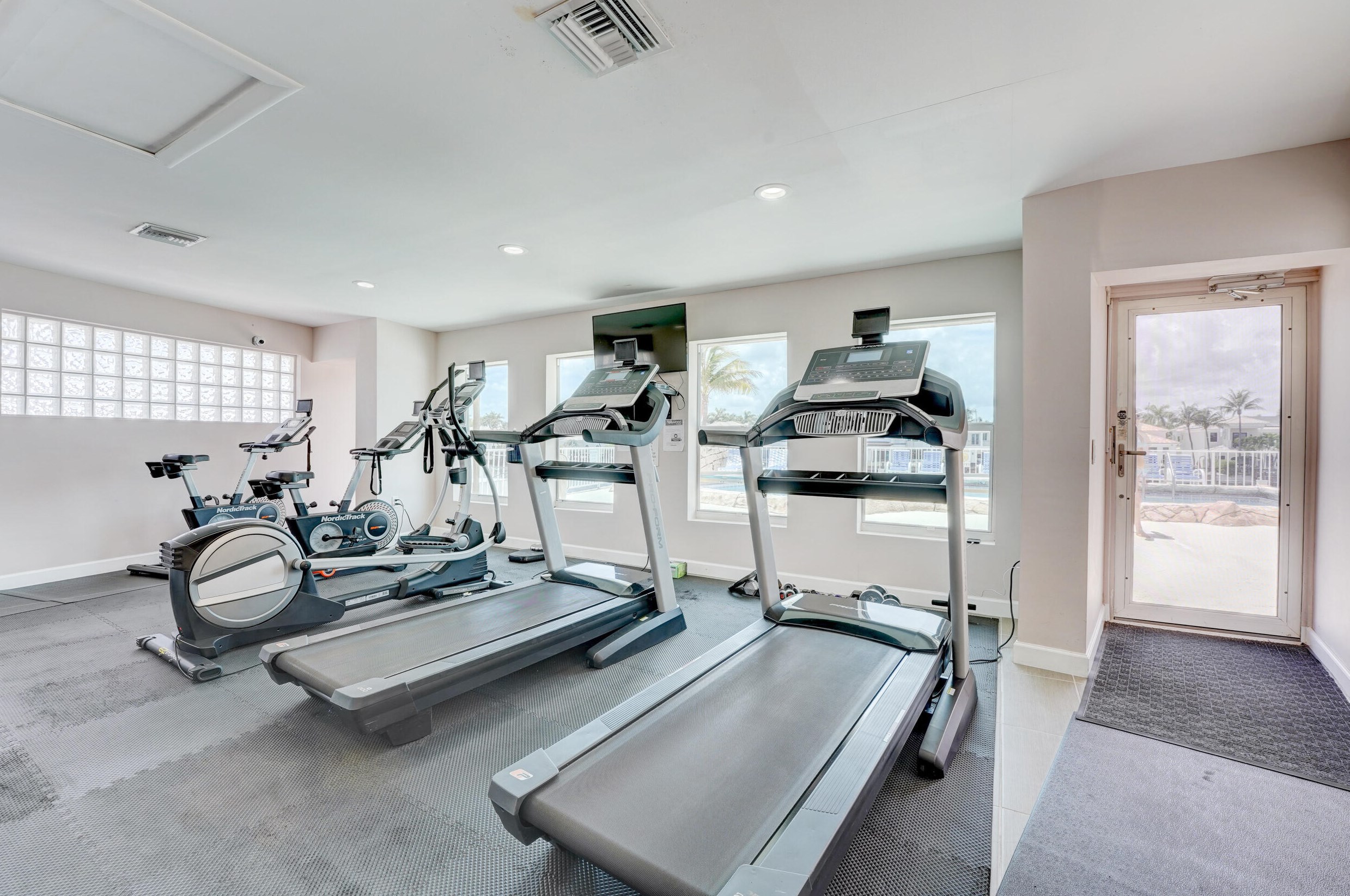 1410 Ocean Dr, Hollywood FL  33019-2312 exterior