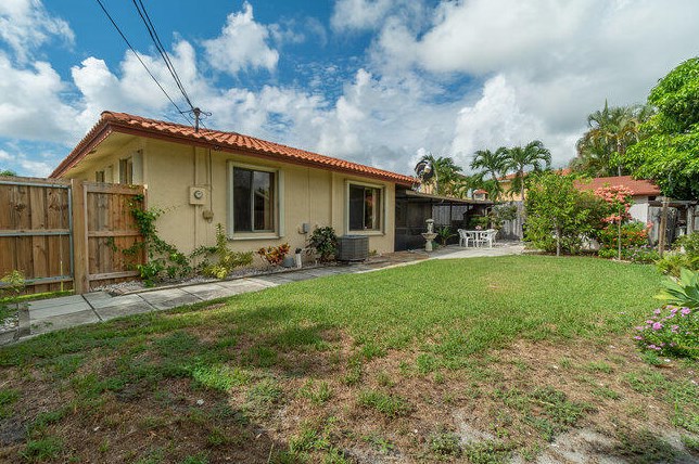 302 Princeton Dr, Lake Worth FL 33460-6239 exterior