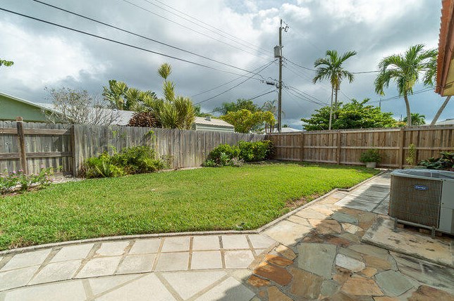 302 Princeton Dr, Lake Worth FL 33460-6239 exterior