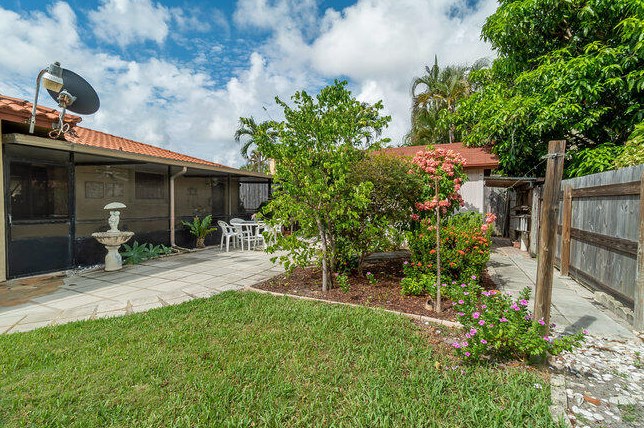 302 Princeton Dr, Lake Worth FL 33460-6239 exterior