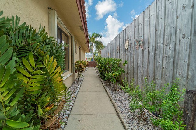 302 Princeton Dr, Lake Worth FL 33460-6239 exterior