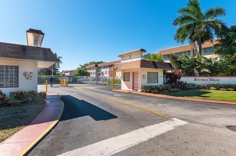 5300 Washington St, Hollywood FL  33021-7750 exterior