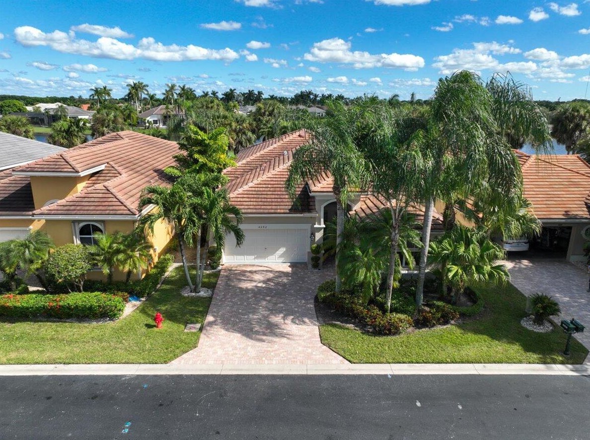 4258 Imperial Isle Dr, Lake Worth FL  33449-8645 exterior