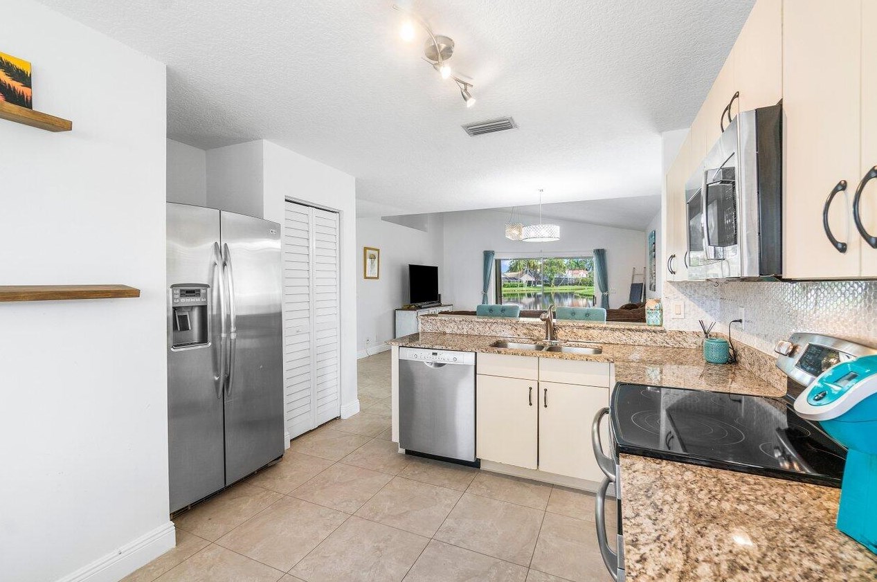 8593 Tourmaline Blvd, Boynton Beach FL  33472-2421 exterior