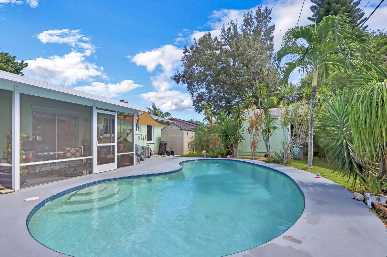 998 Mohican Blvd, Jupiter FL exterior