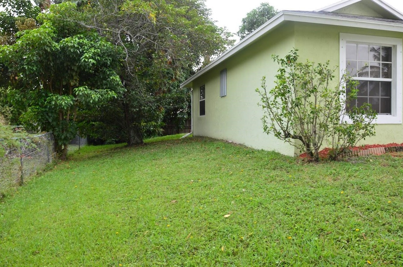 3282 Artesian Dr, Lake Worth FL 33462-3613 exterior