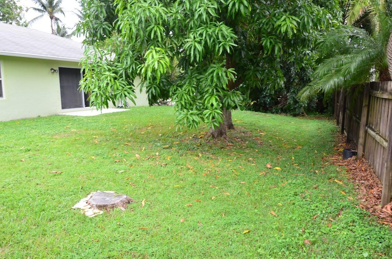 3282 Artesian Dr, Lake Worth FL 33462-3613 exterior