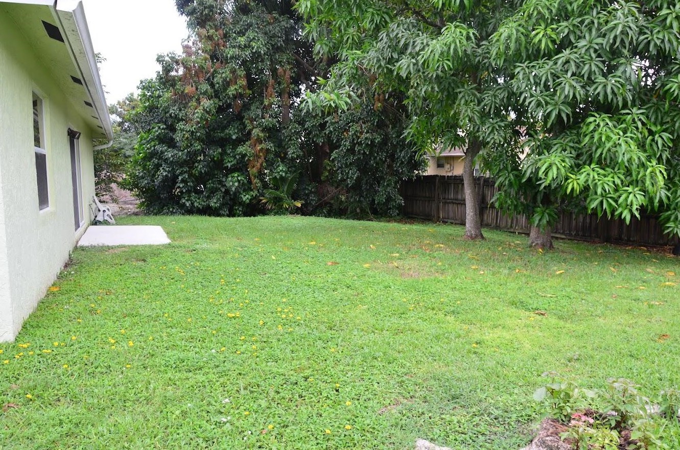 3282 Artesian Dr, Lake Worth FL 33462-3613 exterior