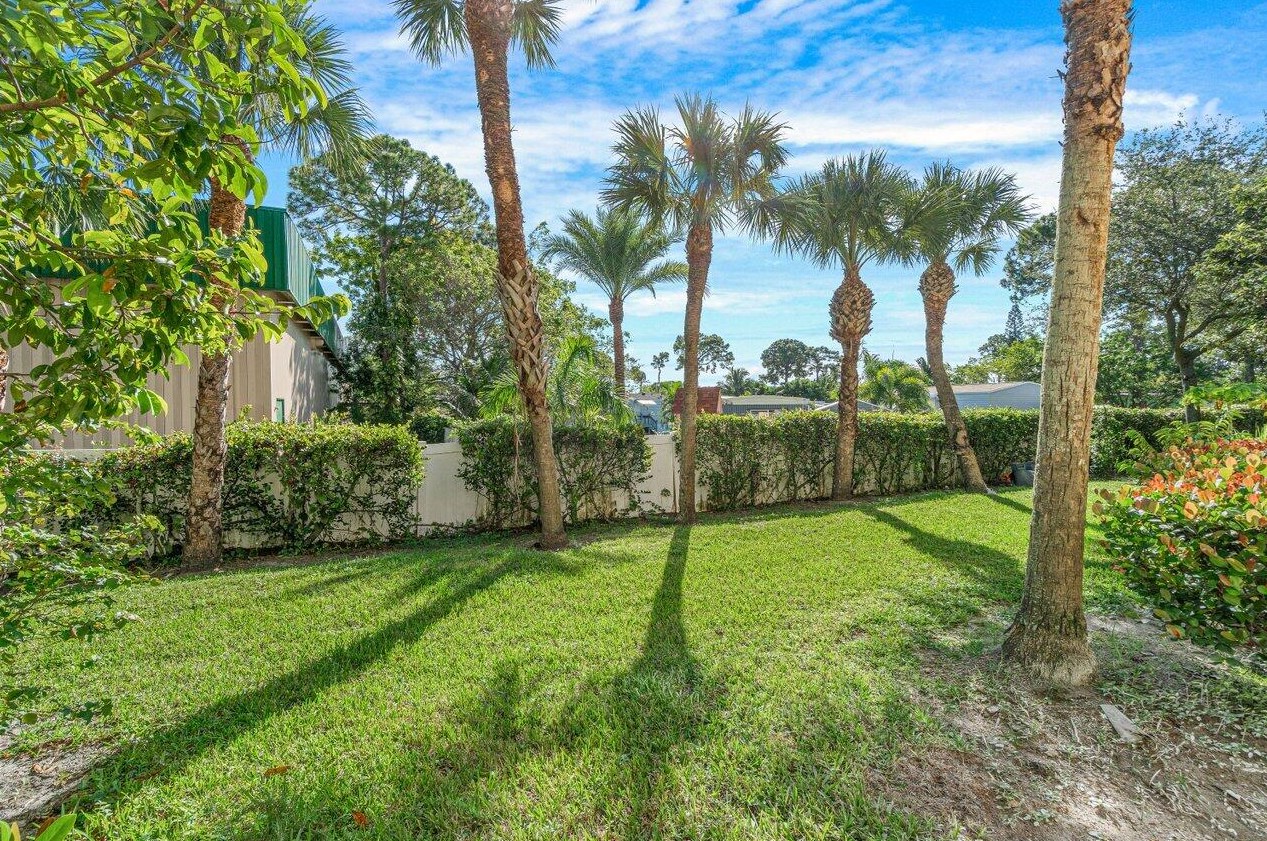 204 Seminole Palms Dr, Lake Worth FL 33463-4249 exterior