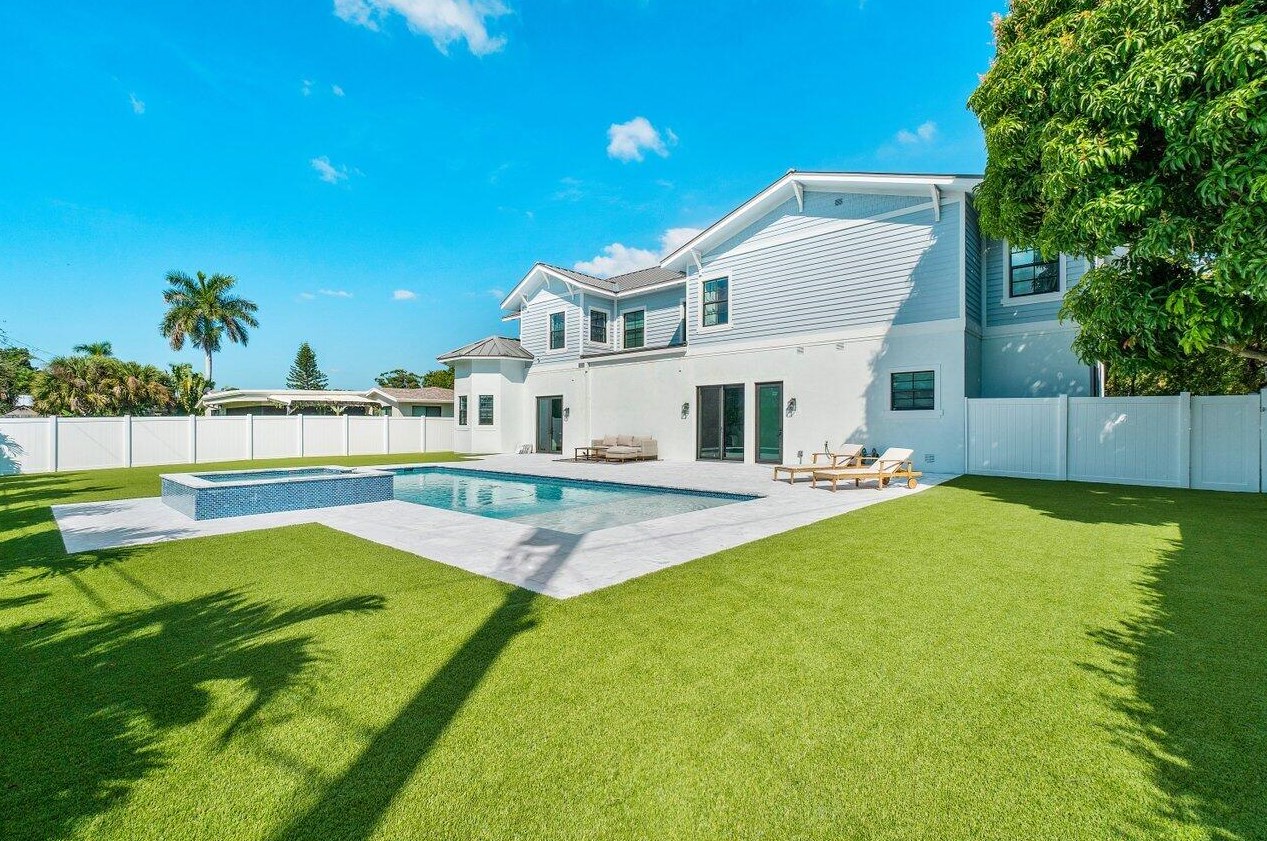 600 Chapel Hill Blvd, Boynton Beach FL  33435-8107 exterior