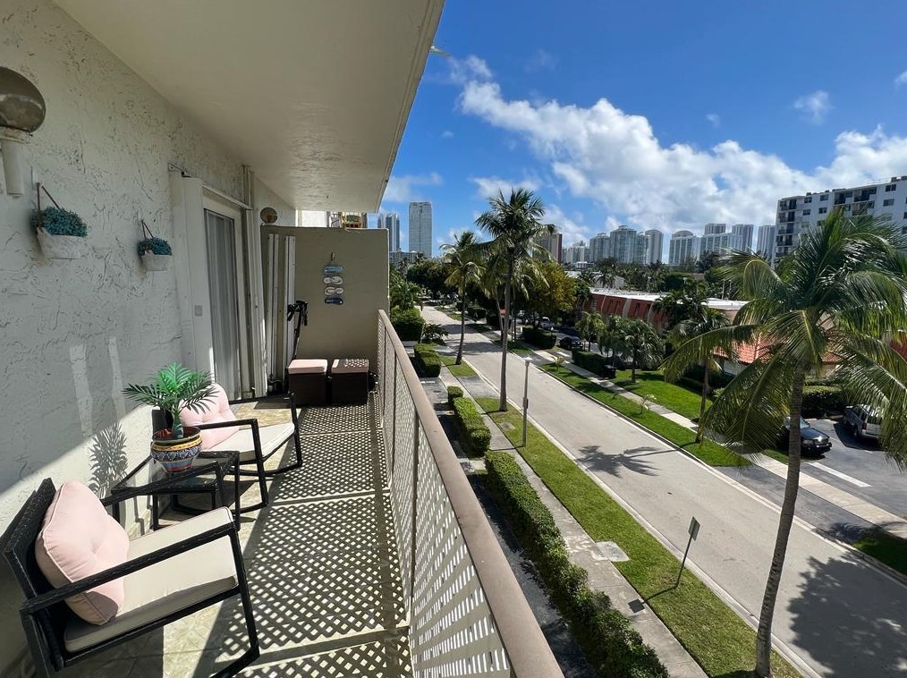 3665 167th St, Miami FL 33160-4120 exterior