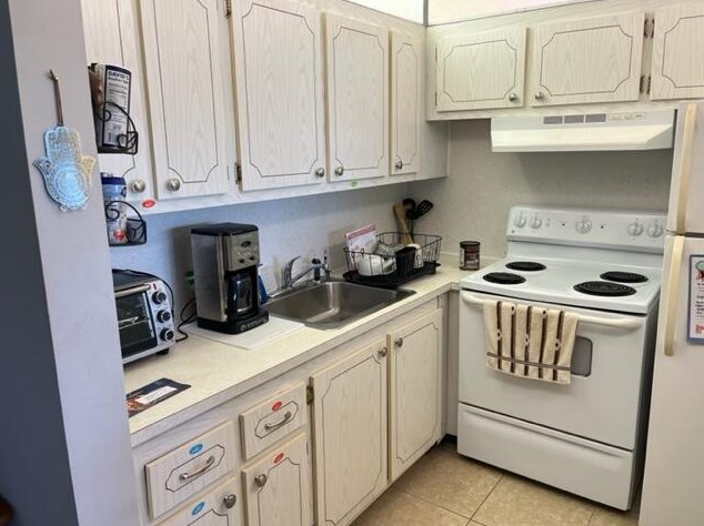 408 Brighton J, Boca Raton FL  33434-4811 exterior