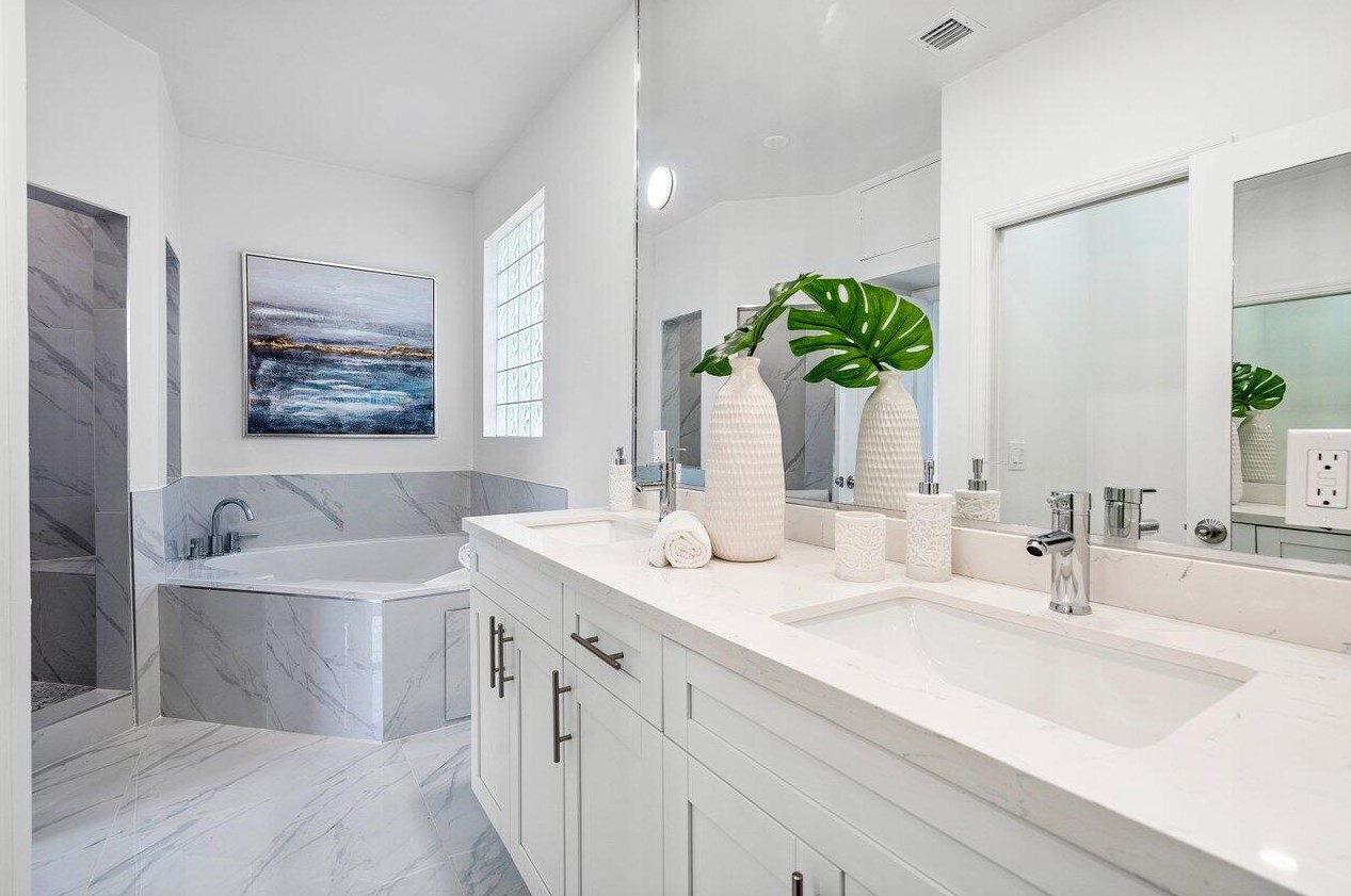 1110 Oysterwood St, Hollywood FL  33019-4846 exterior