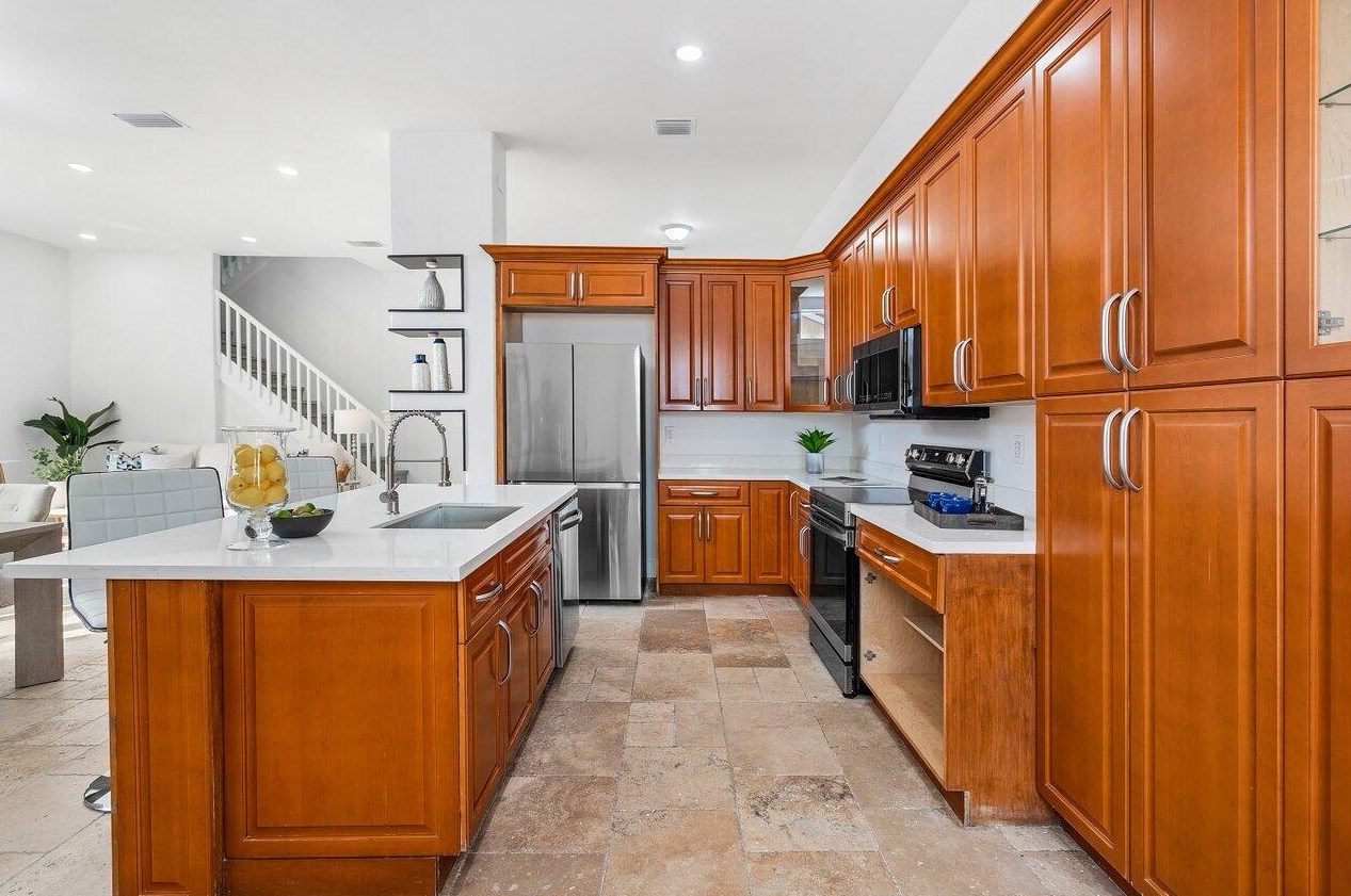 1110 Oysterwood St, Hollywood FL  33019-4846 exterior