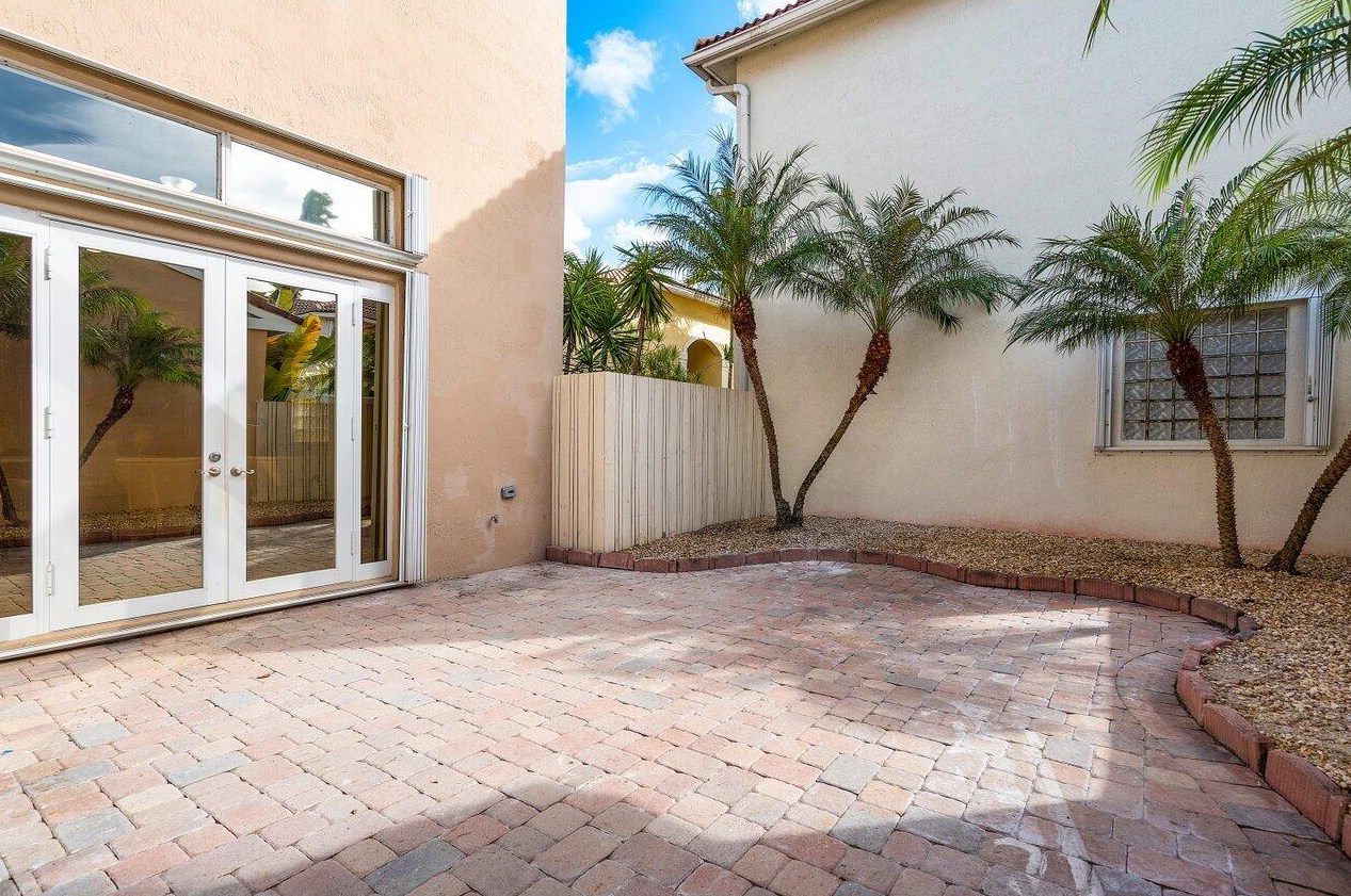 1110 Oysterwood St, Hollywood FL  33019-4846 exterior