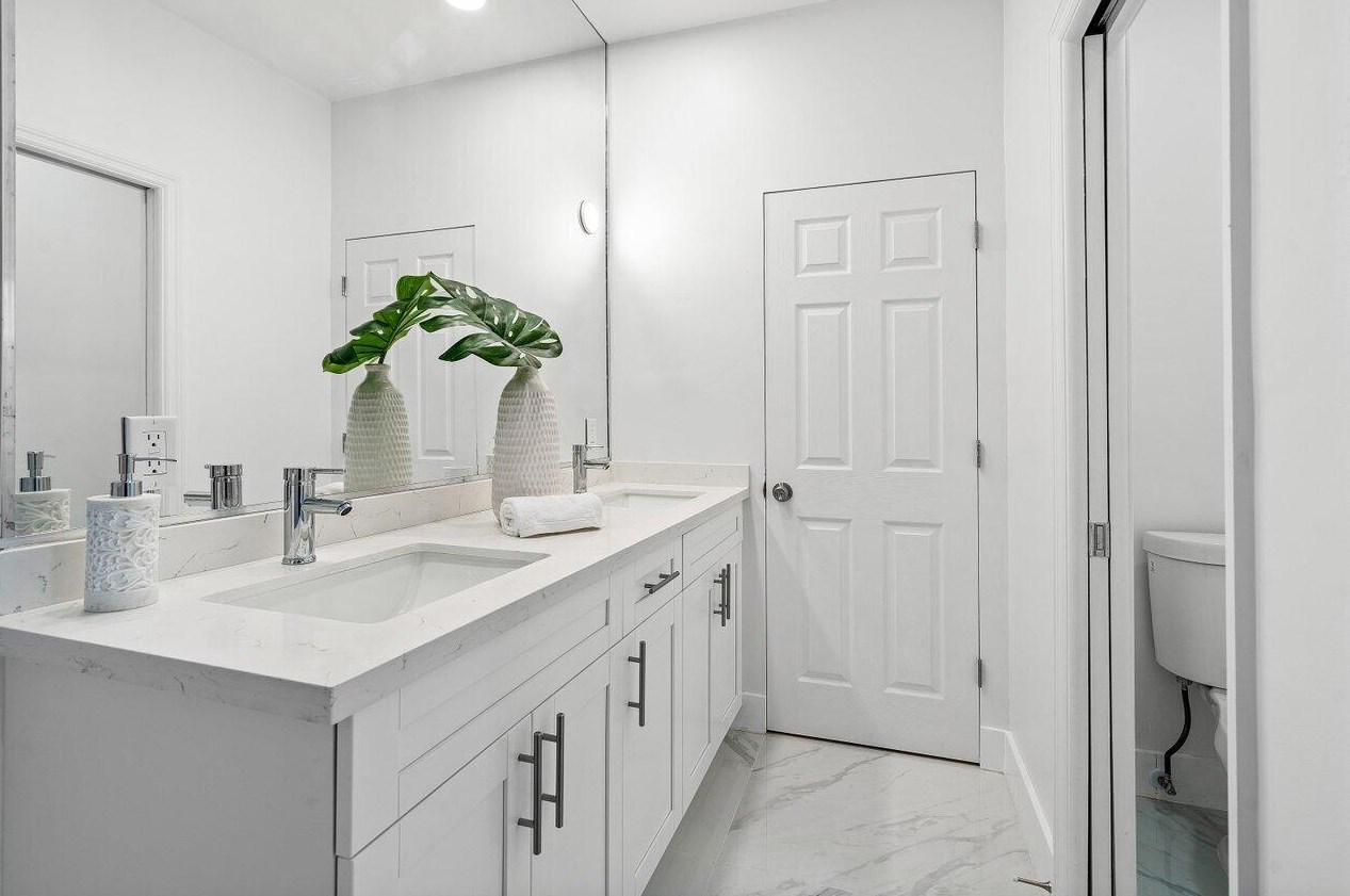 1110 Oysterwood St, Hollywood FL  33019-4846 exterior