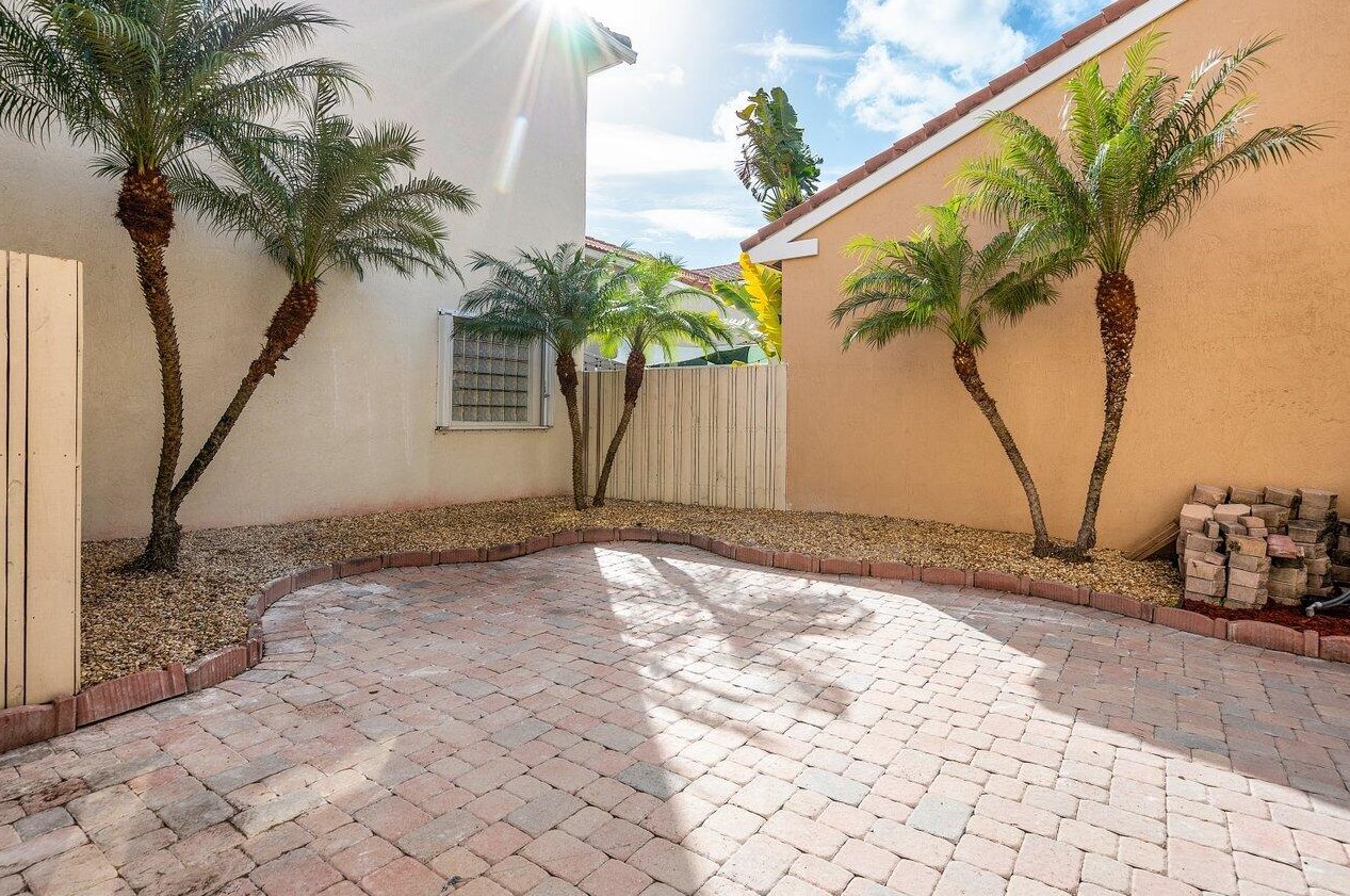 1110 Oysterwood St, Hollywood FL  33019-4846 exterior