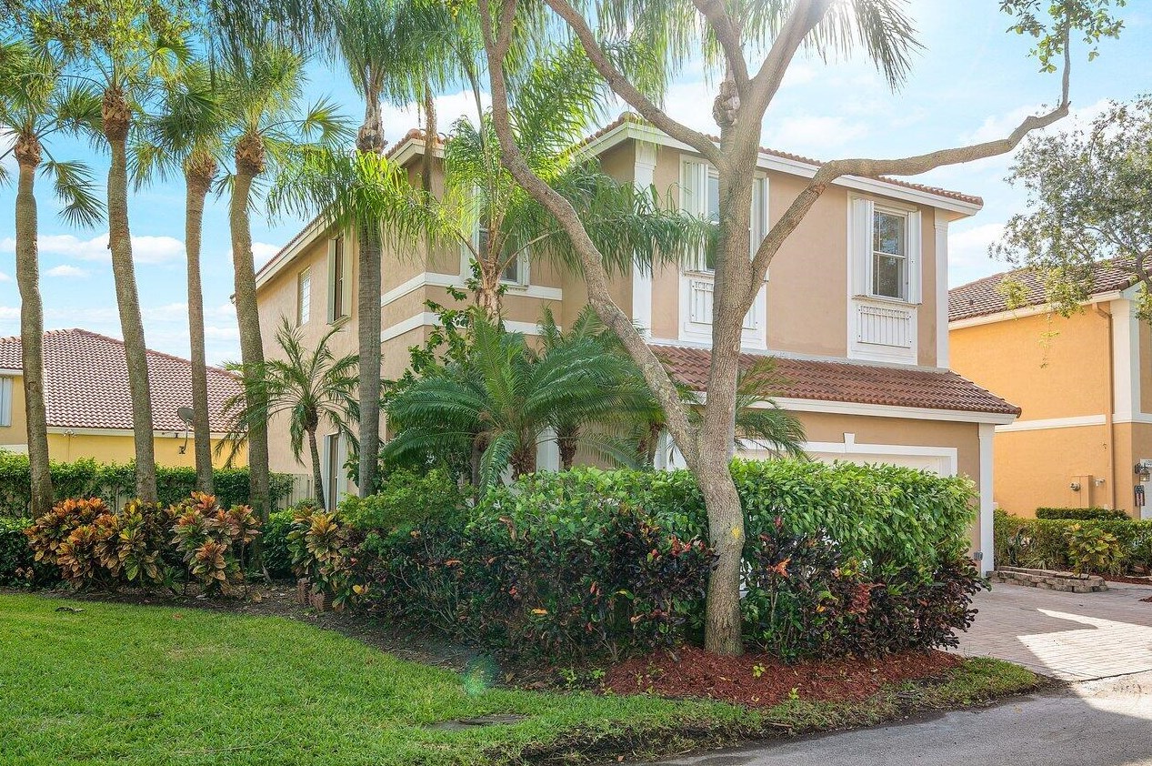 1110 Oysterwood St, Hollywood FL  33019-4846 exterior