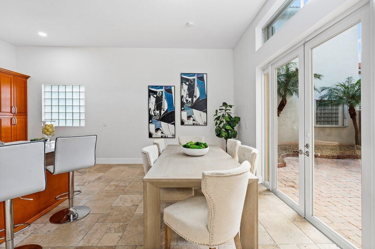 1110 Oysterwood St, Hollywood FL  33019-4846 exterior