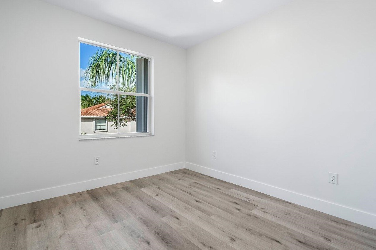 1110 Oysterwood St, Hollywood FL  33019-4846 exterior