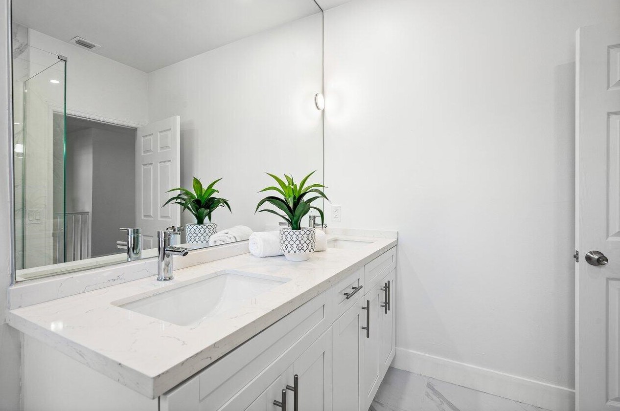 1110 Oysterwood St, Hollywood FL  33019-4846 exterior