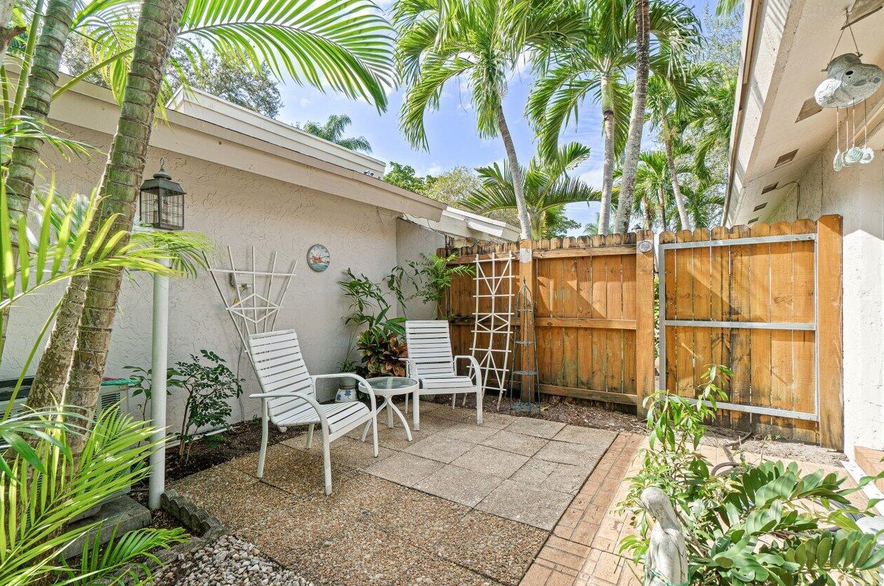 101 Kensington Rd, Hollywood FL  33021-2819 exterior