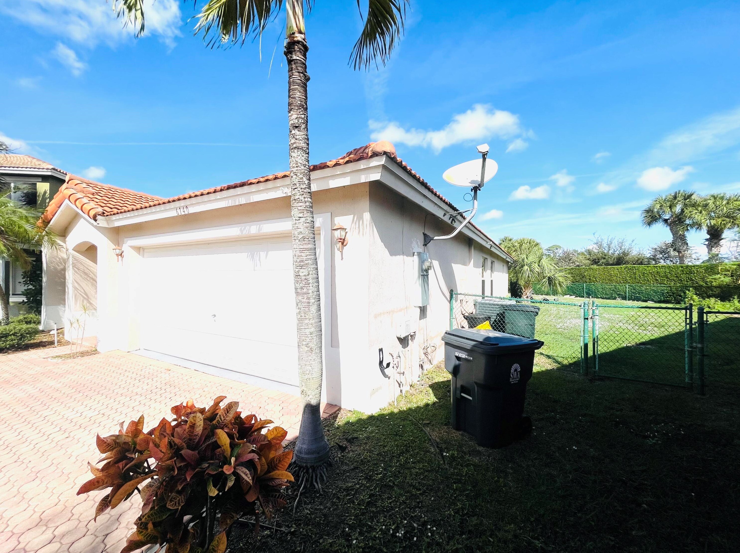 6140 Willoughby Cir, Lake Worth FL  33463-9308 exterior