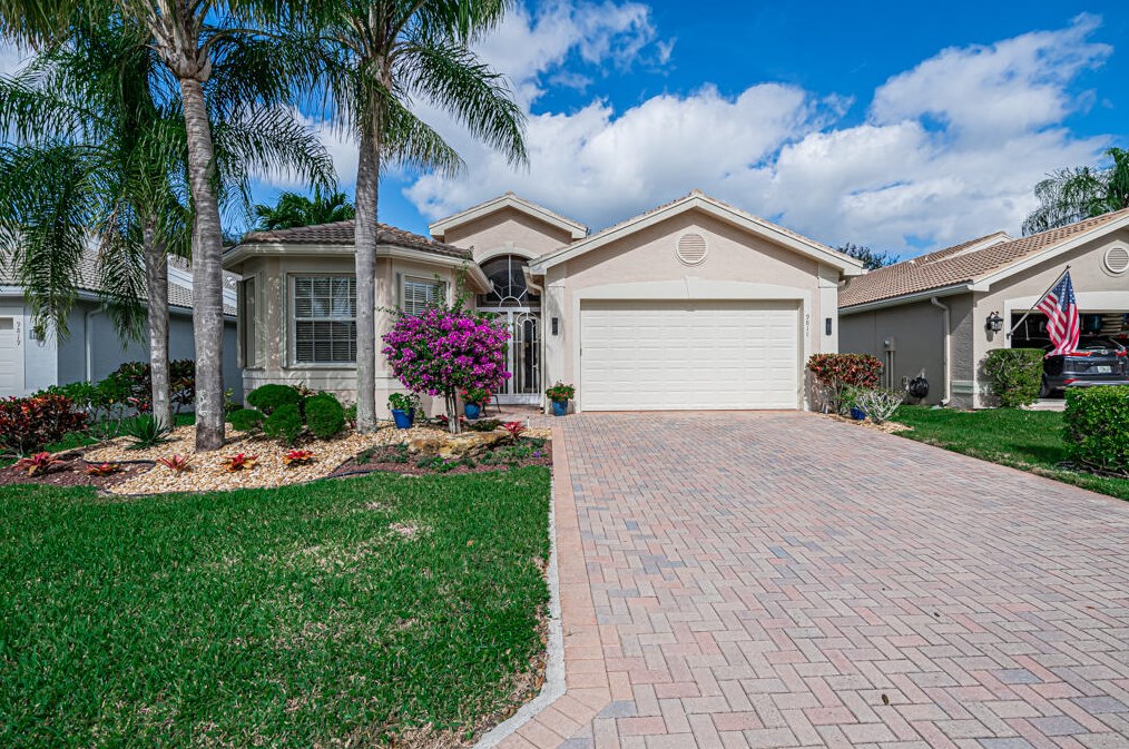 9811 Chantilly Point Ln, Lake Worth FL  33467-7085 exterior